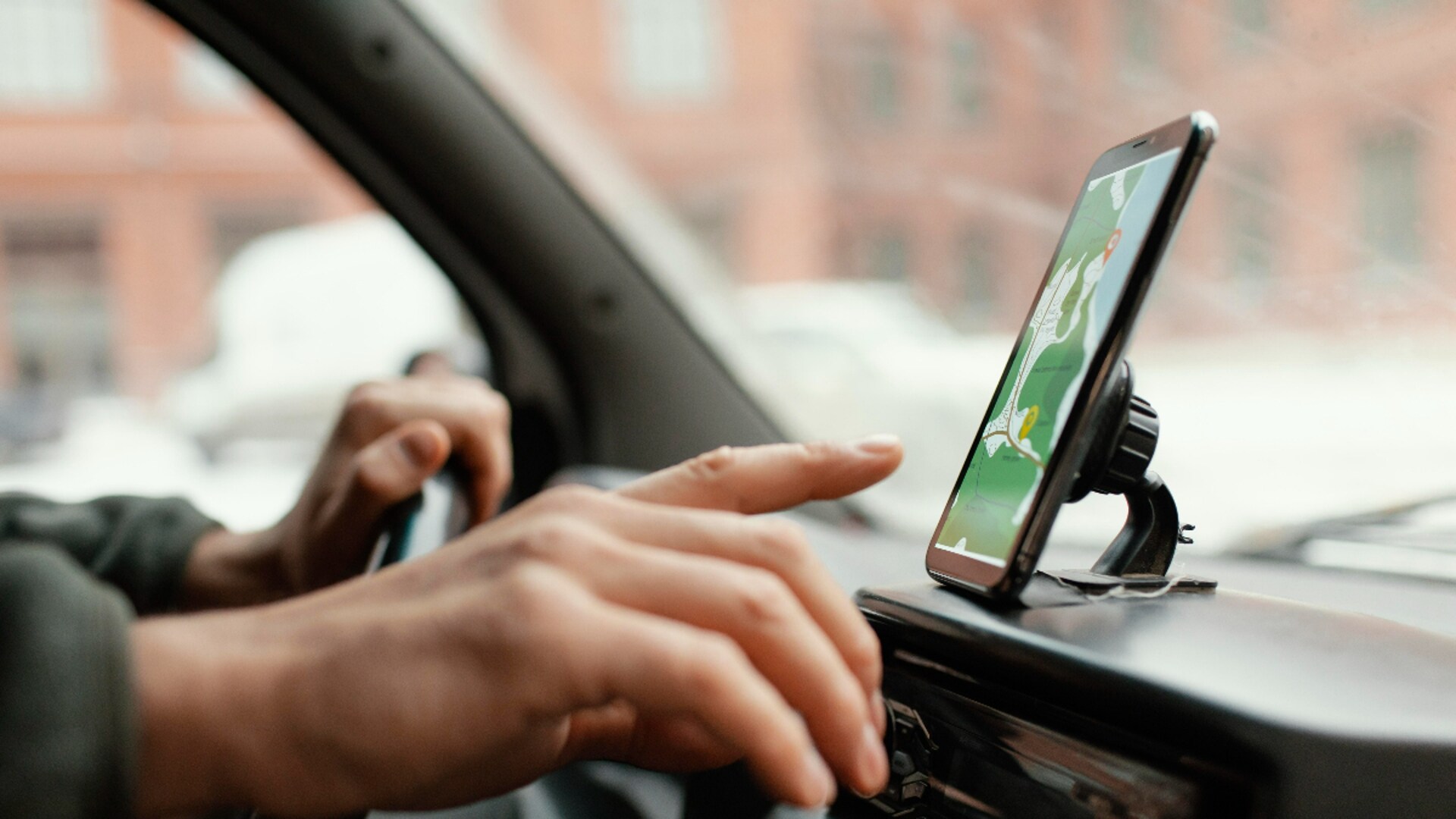 Los mejores soportes para llevar tu móvil en el coche Ideal